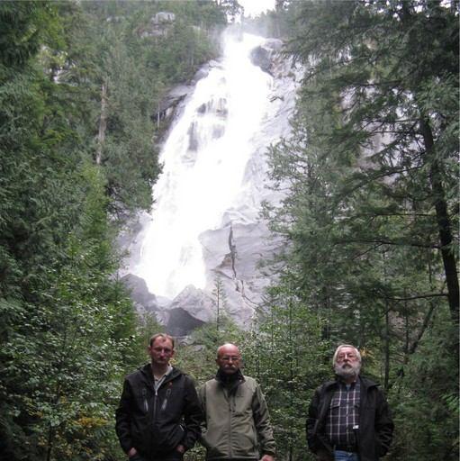 wodospadu Shannon Falls położonego w pobliżu miejscowości Squamish.
