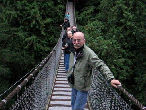 Spacer i bujanie się na indiańskim moście linowym, Lynn Canyon Suspension Bridge"
