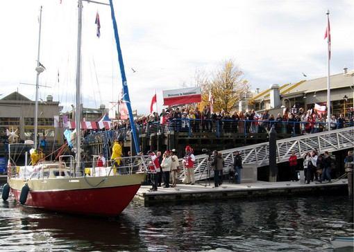 Flotylla jachtów wpłynęła do False Creek i zbliżyła się do Granville Island w centrum miasta. Zwykle przychodzi tam dużo mieszkańców na spacery, rozrywki i inne atrakcje.