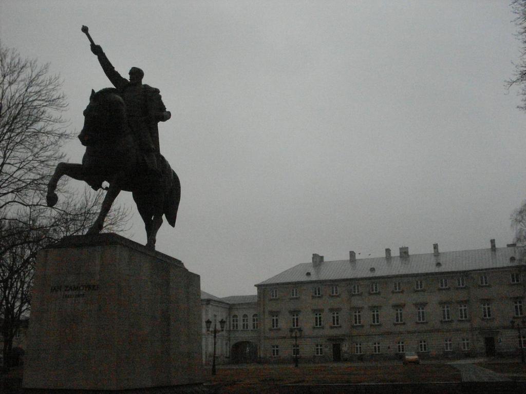 Pomnik założyciela Zamościa- Jana Zamojskiego przy