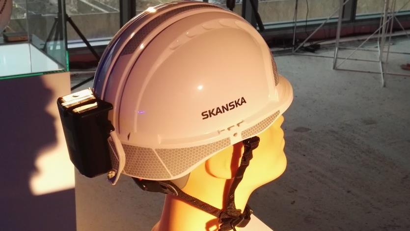 Inteligentne kaski poprawią bezpieczeństwo na budowie Firma SKANSKA będąca sygnatariuszem Porozumienia dla Bezpieczeństwa w Budownictwie przeprowadza testy nowych inteligentnych kasków.