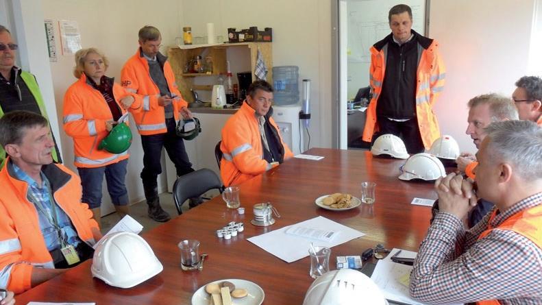 Kwadrans dla BHP Porozumienie dla Bezpieczeństwa w Budownictwie w celu ograniczenia liczby wypadków, proponuje krótkie spotkania nadzoru z pracownikami na terenie budowy, poświęcone tematyce