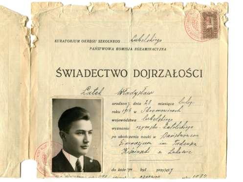 Rys. 1. Świadectwo maturalne Władysława Latka str. 1. Podczas studiów był działaczem Stronnictwa Ludowego oraz Akademickiego Koła Młodzieży "Wici".