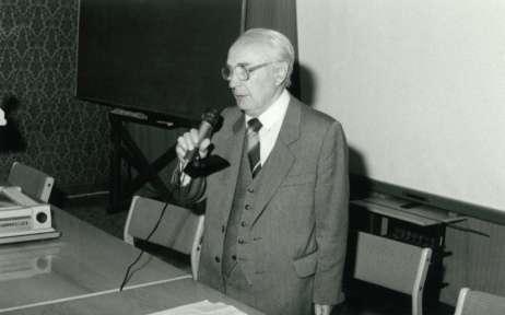 Rys. 6. Profesor Władysław Latek prowadzi sesję naukową podczas obrad XXVI Sympozjum Maszyn Elektrycznych w Arnołtówku - 1990 rok.