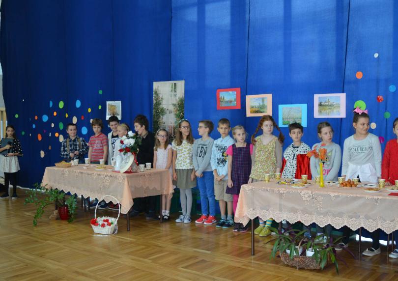 Na koniec uroczystości klasa 4b pod kierunkiem pani Marii Gaj zaprezentowała się w inscenizacji, której tematem były urodziny Astrid Lindgren.