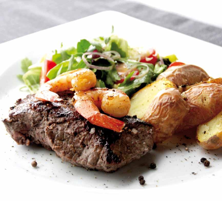 garlic butter, baked potatoes and mixed salad 55,90 zł ä Stek z polędwicy wołowej z sosem z zielonego pieprzu, z pieczonymi ziemniakami i owanymi warzywami / sirloin steak with pepper sauce