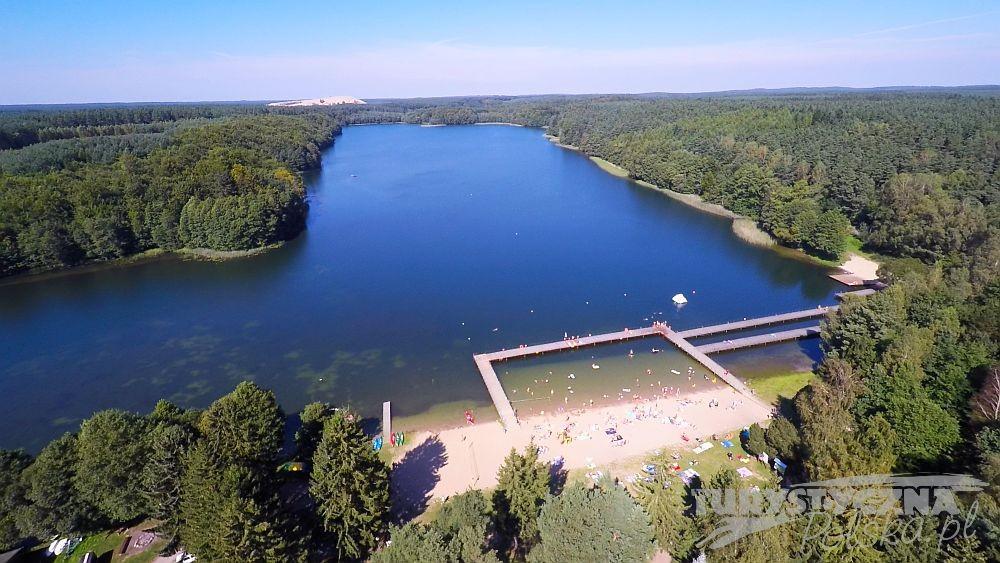 Przystań wodna przy plaży oferuje rowery wodne, łódki wiosłowe, kajaki itp. Planowana jest jednodniowa wycieczka do Koszalina oddalonego o 60 km od ośrodka.