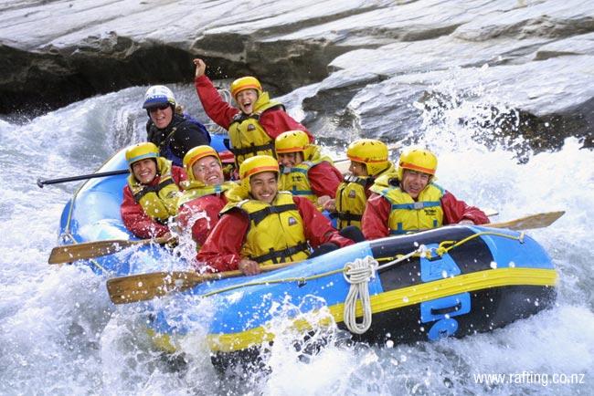 RAFTING Rafting na Cetinie - awantura na rzece! Spływ pontonami wzdłuż górskiej rzeki - przygoda, emocje, niezapomniane wrażenia! 9 kilometrów po krystalicznie czystej toni.