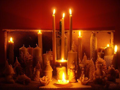 Świece woskowe, gromnice Figurki oraz paschały woskowe Świece woskowe używane są od tysięcy lat we wszystkich religiach świata i obrzędach