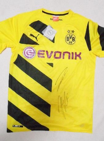 Dar Piłkarzy Borussi Dortmund Cena: 200 zł 5. ZESTAW OLIMPIJSKI FIRMY HUMMEL Dres reprezentacji Polski w piłce ręcznej.