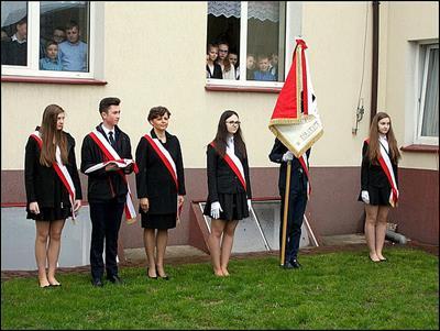 Obchody Dnia Flagi Rzeczypospolitej o wysokim, prestiżowym dla wiejskiej gminy charakterze uroczystości wojewódzkich na Podlasiu, rozpoczęły się od podniesienia Biało-Czerwonej [2] na maszt przy