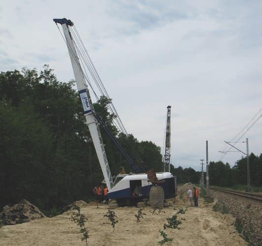 6a), który następnie zasypywano (rys. 6b). Kolejne zrzuty ubijaka wykonywano z wysokości 9 10 m. Niepełna wysokość zrzutu była spowodowana bezpośrednim sąsiedztwem czynnej linii kolejowej.