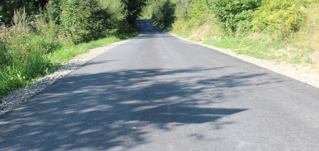 Zakończono przebudowę drogi gminnej Brzyna - Droga przez Wieś w m. Brzyna. W ramach zadania została wykonana nowa nawierzchnia bitumiczna na odcinku długości 600 mb.