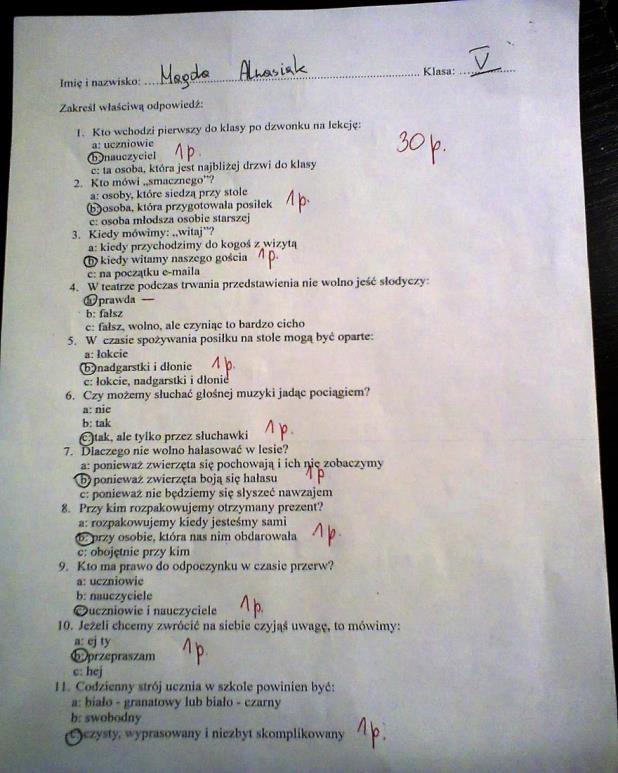 a: babcia b: wnuczek c: mają takie same prawa 14. Co to są sztućce? a: naczynia kuchenne b: łyżka, nóż, widelec c: tarka, lejek, pokrywka 15. Czy wolno napić się w czasie lekcji?