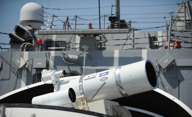 S T R. 8 Ze świata warto wiedzieć Działo laserowe w armii USA Marynarka wojenna USA pokazała światu swój najnowszy prototyp działa laserowego.