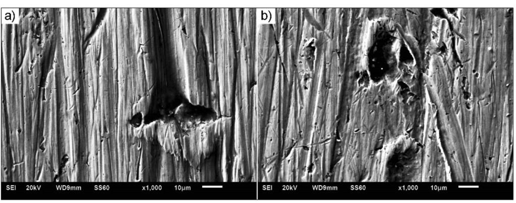 Obrazy powierzchni próbek badanych stali po procesie zużywania ściernego w glebie średniej: a) Brinar 400, b) Brinar 500.