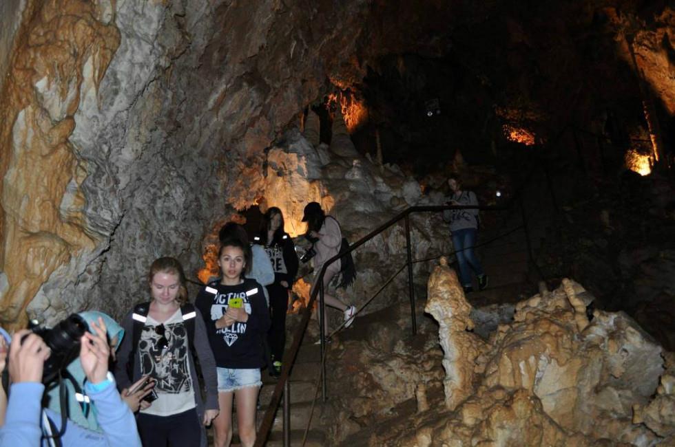 Grota zachwyca wielkością oraz piękną naturalną wapienną rzeźbą.