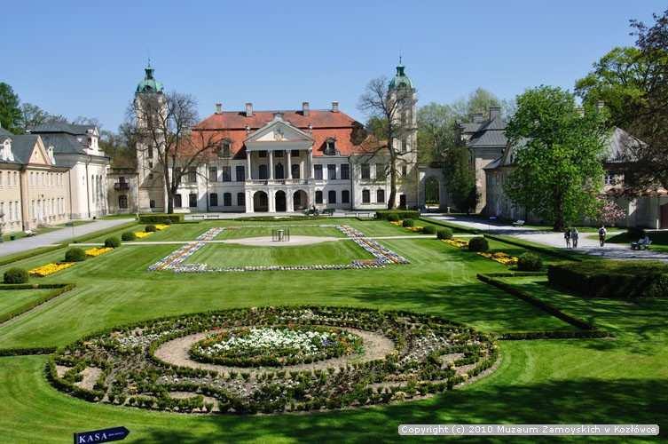 W akcie wdzięczności uzdrowiony szlachcic w ciągu tygodnia wybudował nad źródłem drewnianą kapliczkę, została ona poświęcona przez abpa Leona Kiszkę.