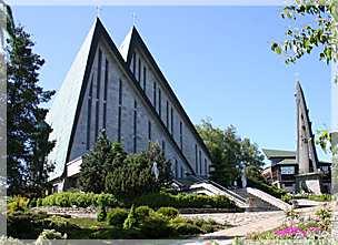 Kościół pw. Matki Bożej Pocieszenia wybudowany został w latach 70-tych XX w. Cudowny Obraz został przeniesiony ze starej kapliczki 28.VIII 1983r.