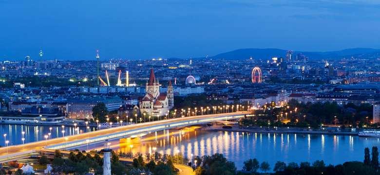 Spacer po wiedeńskiej starówce,: areał Hofburga, Kohlmarkt, Graben, katedra św. Szczepana, dom w którym mieszkał W.A. Mozart. I tam czas wolny. Przejazd na obiadokolację o nocleg. Dzień 3 : Śniadanie.