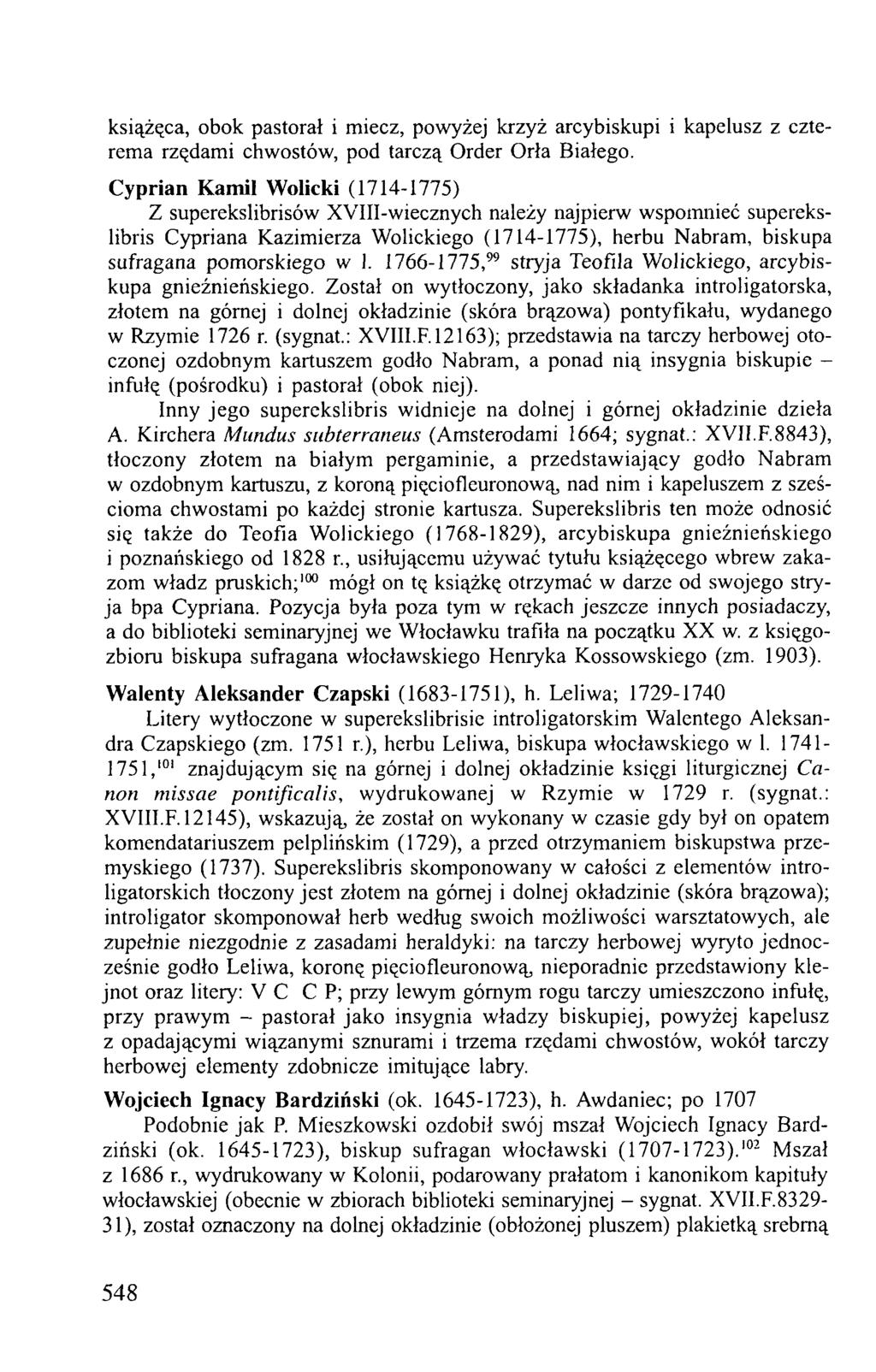 książęca, obok pastorał i miecz, powyżej krzyż arcybiskupi i kapelusz z czterema rzędami chwostów, pod tarczą Order Orła Białego.