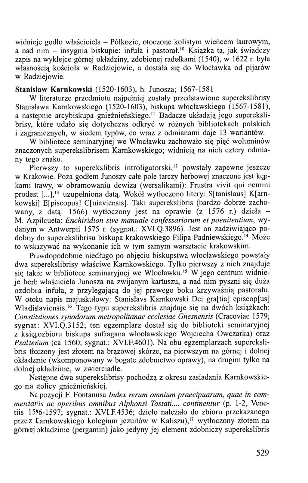 widnieje godło właściciela - Półkozic, otoczone kolistym wieńcem laurowym, a nad nim - insygnia biskupie: infuła i pastorał.