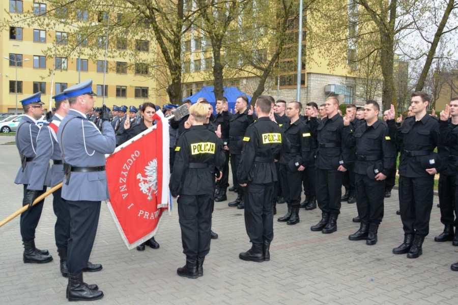 Na placu przed budynkiem Komedy Wojewódzkiej Policji zs. w Radomiu odbyło się uroczyste ślubowanie nowo przyjętych do służby 51 funkcjonariuszy. Ślubowanie przyjął Komendant Wojewódzki Policji zs.