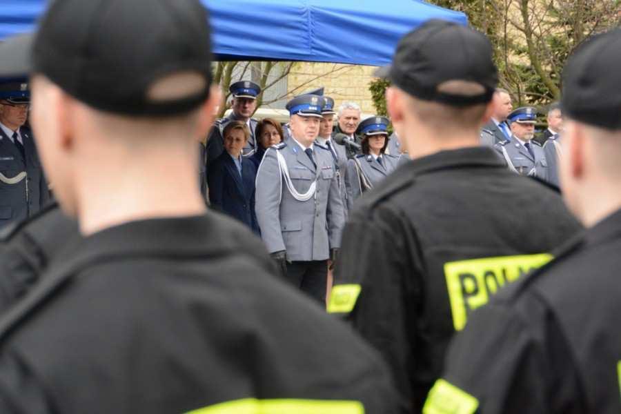 Ślubowanie nowo przyjętych funkcjonariuszy Komendant w swoim przemówieniu powrócił także do Dnia Pamięci Ofiar Zbrodni Katyńskiej wspominając wzorową postawę poległych funkcjonariuszy.