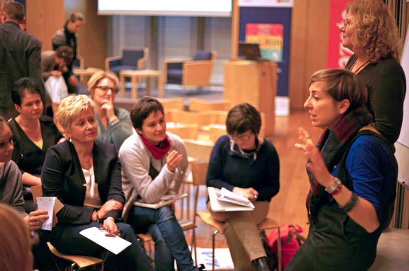 Powinien monitorować przebieg działań programowych w szkole.