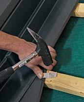 Rys 32 Zaczepy należy zamocować w ten sposób aby nie utrudniały montażu dachówek na łatach