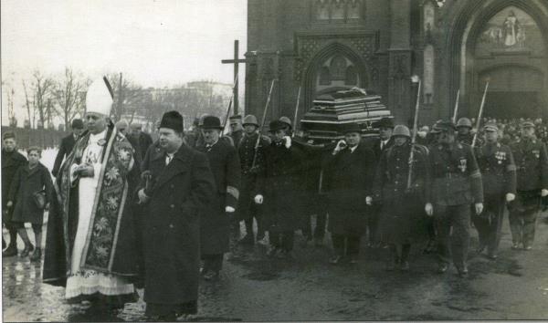 Antoniego w Rybniku i na na wieki spocząłem na rybnickim cmentarzu. - Ale powiedz mi wujku, czy gdybyś jeszcze raz mógł przeżyć swoje życie, czy walczyłbyś za Polskę? - Oczywiście!