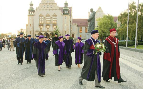 F l e s z Promocje doktorskie i przemarsz Wydzia u Filologii Polskiej i Klasycznej FOT.