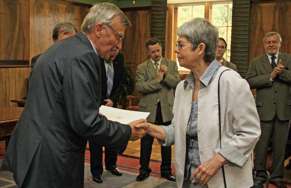 NASZ UNIWERSYTET WYDARZENIA Stypendia naukowe Rektora UAM dla profesorów tytularnych 22 wrze nia 2011 r. odby a si uroczysto wr czenia profesorom tytularnym stypendiów naukowych rektora UAM.