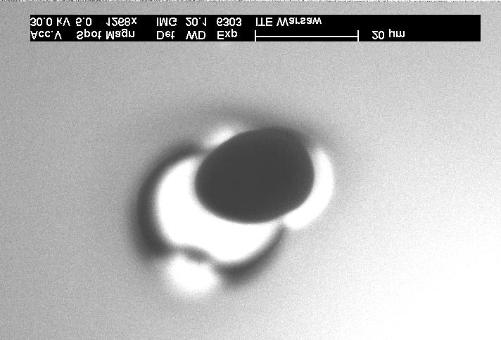 Defekt pochodzenia galowego: a) obraz uzyskany w trybie elektronów wtórnych, b) katodoluminescencja panchromatyczna.