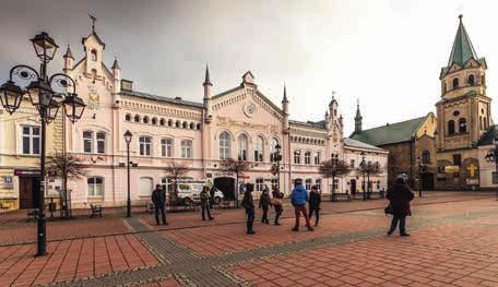 SANOK Miasto równie piękne, jak interesujące. Słynie z wielu zabytków i atrakcji turystycznych. Jednym z ulubionych przez turystów miejsc jest ławeczka Wojaka Szwejka przy głównym deptaku, tj.