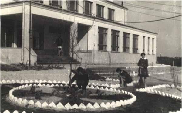 Szkoła Podstawowa Nr 4 w Markach rozpoczęła pracę 12 lutego 1962 roku. W jednopiętrowym budynku z salą gimnastyczną naukę rozpoczęło 615 uczniów w 15 oddziałach. Grono pedagogiczne liczyło 16 osób.