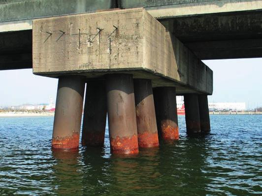 hydrotech nicznego i morskiego, wymienione rozwiązania są najczęściej elementami konstrukcyjnymi w pełni lub częściowo przemieszczeniowymi, nie wymagającymi wydobywania gruntu; zapewnia to bardzo