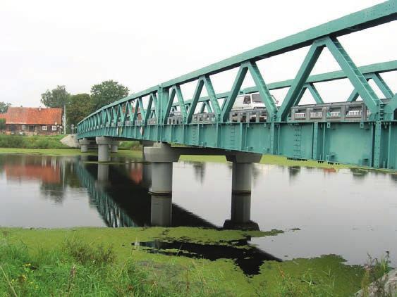 bezpiecznej pracy podpór palowych. Na podstawie metryk wykonania pali stwierdzono, że wszystkie dolne części pali są zagłębione od 4 do 6 m w zagęszczone grunty piaszczyste.