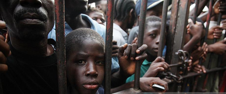 Haiti jest najbiedniejszym państwem zachodniej półkuli, uznawanym za jeden z najuboższych krajów świata. 80% mieszkańców żyje tam w skrajnej biedzie. Dominikana natomiast jest jego przeciwieństwem.