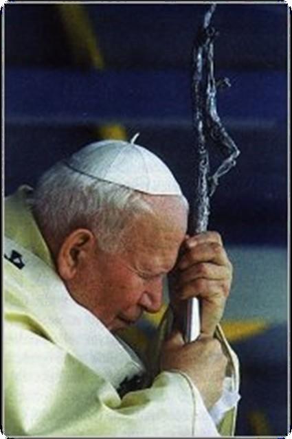 Sekret Jana Pawła II Większość z nas zapewne nie miała szczęścia bycia w kaplicy watykańskiej, kiedy Jan Paweł II trwał na modlitwie.