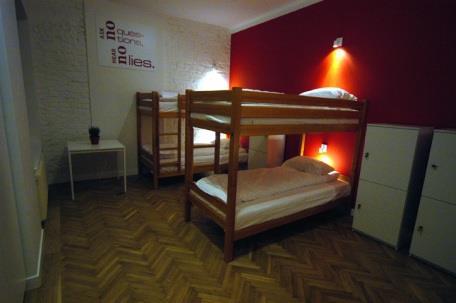 CHMIELNA 5 HOSTEL Łóżko w pokoju 8-osobowym od 55zł, ze