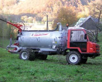 hydrauliczną i wyposażone w rampę nawadniającą znajdującą się z tyłu.