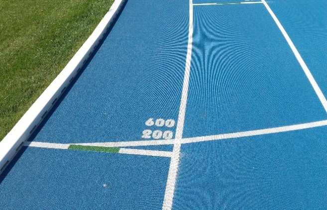 Od 2017 roku zmieniono zasady rozgrywania biegów na 600 m, podobnie jak w przypadku biegu na 800 m zawodnicy pokonują pierwszy wiraż po