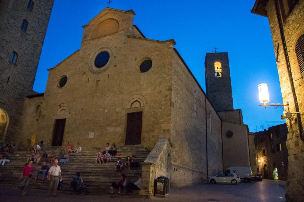 3. SAN GIMIGNANO DOJAZD I PARKING Najwygodniej dostać się do San Gimignano drogą Siena Firenze. Na miejscu przygotowano spore parkingi, tuż przy wejściu na starówkę.