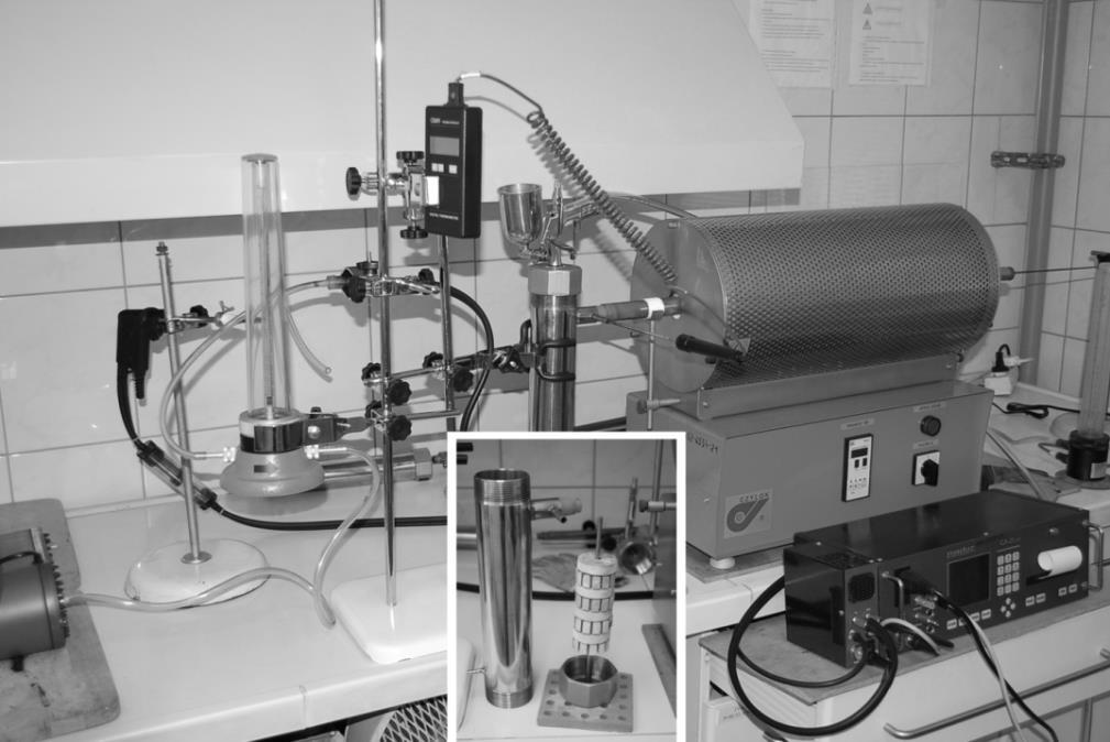 Laboratory Studies on the Effectiveness of NO x Reduction... 303 Photo 1. Installation for experimental studies on the removal of NO x using SCR method; in the middle baffles with catalyst Zdjęcie 1.