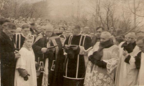 Franciszką Bronczyk. Niedługo potem jego stan zdrowia znacznie się pogorszył i 16 stycznia 1957 roku ksiądz proboszcz zmarł na plebanii.