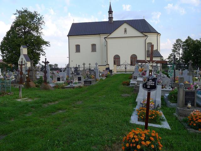 PROBOSZCZOWIE KOŚCIOŁA W PARAFII TARNAWIEC Ks. Leopold Lewicki był pierwszym proboszczem w kościele w Tarnawcu.
