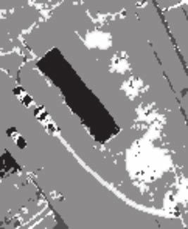 Ortofotomapa fragmentu terenu z budynkiem oraz pojedynczymi drzewami (po lewej), kategorie: budynek (kolor czarny) i drzewa (kolor biały) wyznaczone na podstawie klasyfikacji obrazów teksturalnych