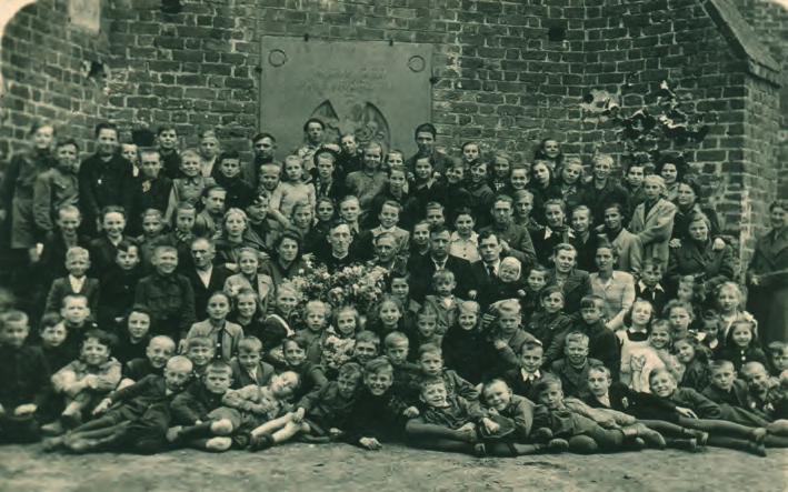 266 Szadek na starej fotografii Fot. 34. Ks. Jan Dalak, proboszcz (w latach 1948 1950) parafii pw.