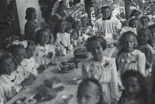 268 Szadek na starej fotografii Fot. 38. Śniadanie na plebanii parafii pw. Wniebowzięcia Najświętszej Maryi Panny i św.